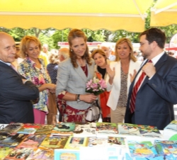 Doña Elena durante su recorrido por la Feria del Libro