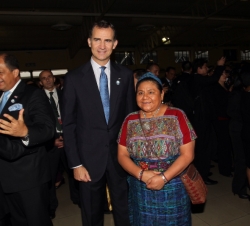 Don Felipe junto a líder indigena guatemalteca y Premio Nobel de la Paz en 1992, Rigoberta Menchú