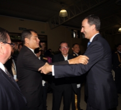 Don Felipe recibe el saludo del Presidente de Ecuador, Rafael Correa