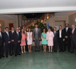 El Príncipe de Asturias junto a una representación de la sociedad salvadoreña