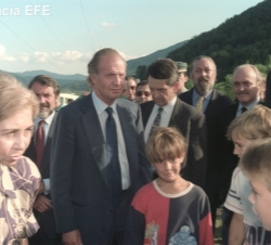 Sus Majestades los Reyes visitan el campamento de las víctimas de la riada en el camping de Biescas