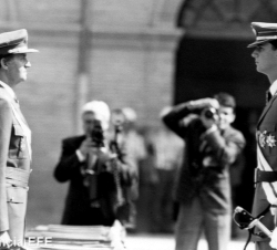 Recibe el despacho de Teniente del Ejército de Tierra