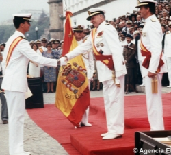 Recibe el despacho de Alférez de Navío de la Armada