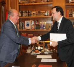 Su Majestad el Rey recibe el saludo del Presidente del Gobierno, Mariano Rajoy