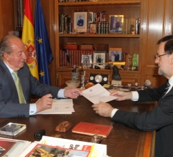 Don Juan Carlos entrega al Presidente del Gobierno el documento en el que comunica su decisión de abdicar la Corona