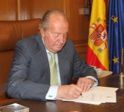 Su Majestad el Rey firma el documento en el que comunica su decisión de abdicar la Corona