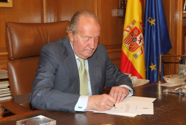 Su Majestad el Rey firma el documento en el que comunica su decisión de abdicar la Corona