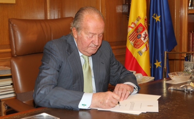 Su Majestad el Rey firma el documento en el que comunica su decisión de abdicar la Corona