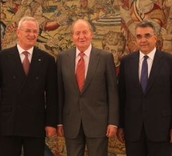 Don Juan Carlos acompañado por el presidente del Consejo de Dirección de Volkswagen A.G., Martin Winterkorn, y el miembro del Comité de Dirección de V