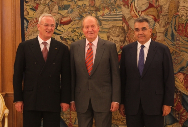 Don Juan Carlos acompañado por el presidente del Consejo de Dirección de Volkswagen A.G., Martin Winterkorn, y el miembro del Comité de Dirección de V