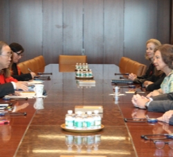 Su Majestad la Reina y el Secretario General de las Naciones Unidas, Ban Ki-moon, durante el encuentro que han mantenido en el edificio de la Secretar