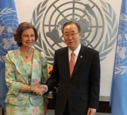 Su Majestad la Reina con el Secretario General de las Naciones Unidas, Ban Ki-moon, antes del encuentro que mantuvieron