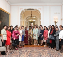 La Reina y el embajador representante permanente de España ante Naciones Unidas, con las mujeres embajadoras representantes permanentes ante la ONU.