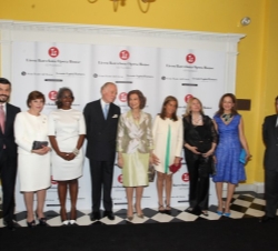 Su Majestad la Reina acompañada por las autoridades asistentes a la recepción ofrecida por la Liceu Barcelona Opera House US Foundation