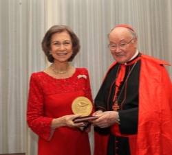 Su Majestad la Reina recibe el premio "Path to Peace" de manos del Cardenal Renato Martino