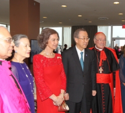 Doña Sofía acompañada por el Secretario General de las Naciones Unidas, Ban Ki-moon, su esposa; el cardenal Renato Martino; el arzobispo Francis A. Ch