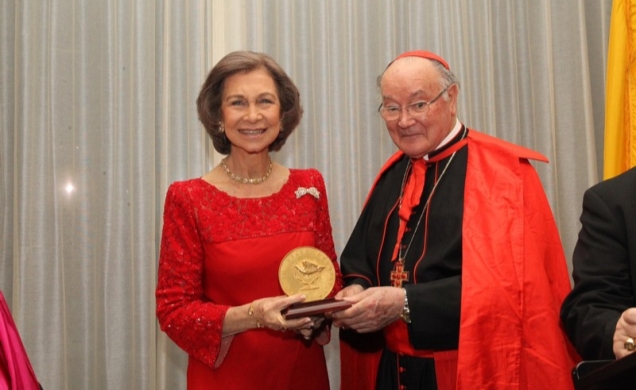 Su Majestad la Reina recibe el premio "Path to Peace" de manos del Cardenal Renato Martino
