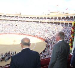 Don Juan Carlos, en el palco, junto al presidente de la Comunidad de Madrid, Ignacio González, y el ministro de Educación, Cultura y Deporte, José Ign
