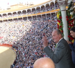 Don Juan Carlos, en el palco, junto al presidente de la Comunidad de Madrid, Ignacio González, y la delegada del Gobierno en Madrid, Cristina Cifuente