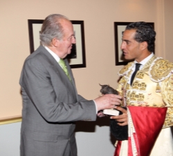 Don Juan Carlos recibe el saludo de Ivan Fandiño