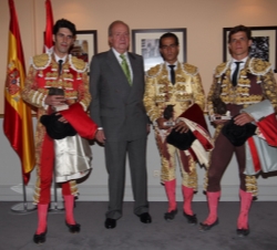Don Juan Carlos junto a los diestros