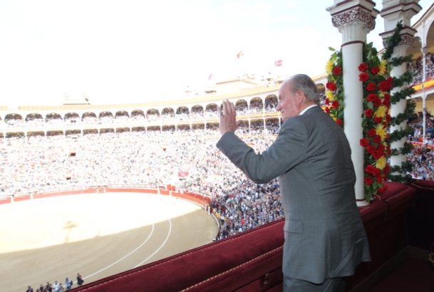 Su Majestad el Rey agradece la ovación que le dedicó el público durante la interpretación del Himno Nacional.