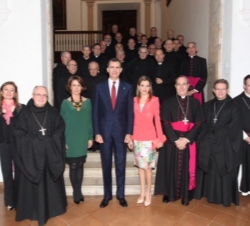 Don Felipe y Doña Letizia, con la Comunidad Benedictina del monasterio.