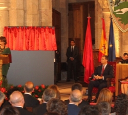 Vista del Patio de la Hospedería durante la intervención de la presidenta de la Comunidad Foral.