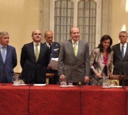 Don Juan Carlos, el ministro de Economía y Competitividad, la presidenta del Círculo de Empresarios, el presidente del Círculo de Economía y el presid