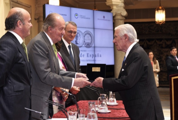Su Majestad el Rey entrega el galardón a Enrique de Sendagorta