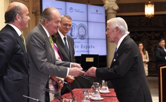 Su Majestad el Rey entrega el galardón a Enrique de Sendagorta