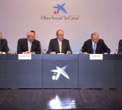 Don Juan Carlos, en la mesa presidencial, con el ministro de Educación, Cultura y Deporte, el presidente de “la Caixa”, el director genera