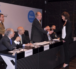 Don Juan Carlos entrega el diploma a una de las jóvenes estudiantes.