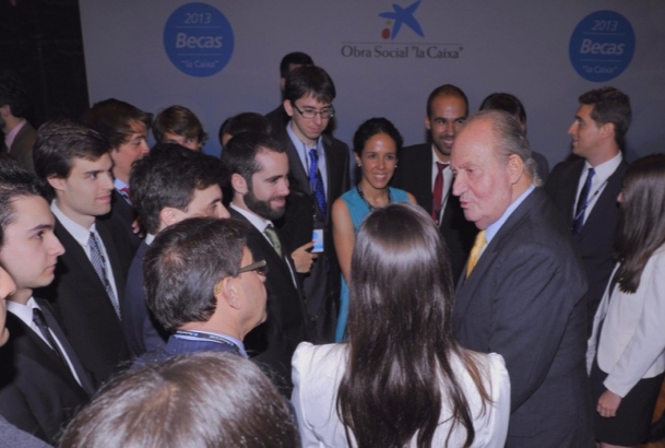 Don Juan Carlos conversa con los becarios al finalizar el acto.