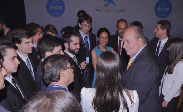 Don Juan Carlos conversa con los becarios al finalizar el acto.