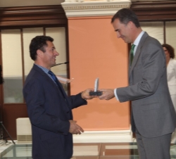 Don Felipe entrega el galardón al consejero delegado y presidente de Futureco Bioscience, Rafael Juncosa.