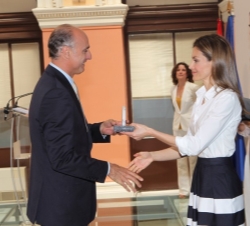 Doña Letizia entrega el galardón al director general de Leroy Merlin, Ignacio Sánchez Villares.