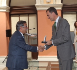 Don Felipe entrega el galardón al presidente de Red Eléctrica de España, José Folgado.