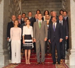 Los Príncipes y las autoridades asistentes, con los premiados.