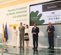 Don Felipe y Doña Letizia, con la ministra de Agricultura, Alimentación y Medio Ambiente, Isabel García Tejerina, y el secretario de Estado de Medio A