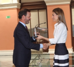 Doña Letizia entrega el galardón al vicepresidente de Acciona, Juan Ignacio Entrecanales.