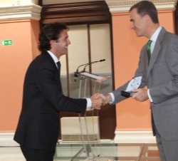 Don Felipe entrega el galardón al presidente de Ecoalf Recycled Fabrics, Javier Goyeneche.