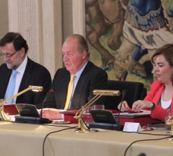 Don Juan Carlos, junto al presidente del Gobierno, Mariano Rajoy, y la vicepresidenta del Gobierno y ministra de la Presidencia, Soraya Sáenz de Santa