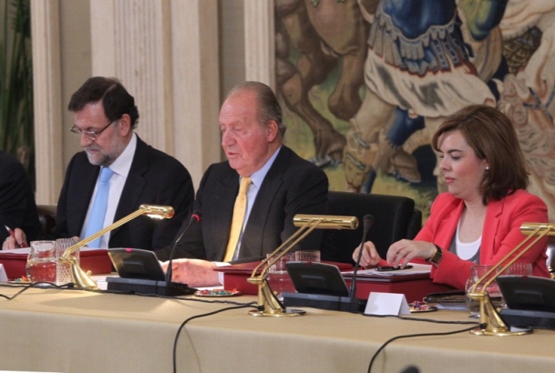 Don Juan Carlos, junto al presidente del Gobierno, Mariano Rajoy, y la vicepresidenta del Gobierno y ministra de la Presidencia, Soraya Sáenz de Santa
