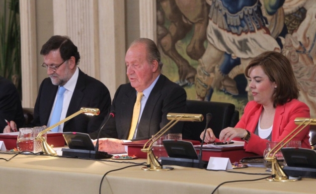 Don Juan Carlos, junto al presidente del Gobierno, Mariano Rajoy, y la vicepresidenta del Gobierno y ministra de la Presidencia, Soraya Sáenz de Santa