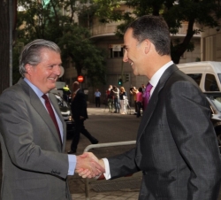 Don Felipe es recibido a su llegada por el secretario de Estado para la Unión Europea, Íñigo Méndez de Vigo.