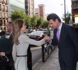 El ministro de Industria, Energía y Turismo, José Manuel Soria, recibe a la Princesa de Asturias a su llegada.