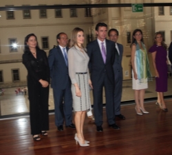 Doña Letizia, con las personalidades que la recibieron a su llegada.