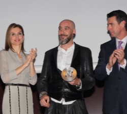 La Princesa y el ministro Soria aplauden a Roberto López Etxeberria, Premio Nacional al Diseñador de Moda Nuevo Valor .