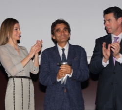 Doña Letizia y el ministro Soria, con Adolfo Domínguez, galardonado con el Premio Nacional al Diseñador de Moda Trayectoria.